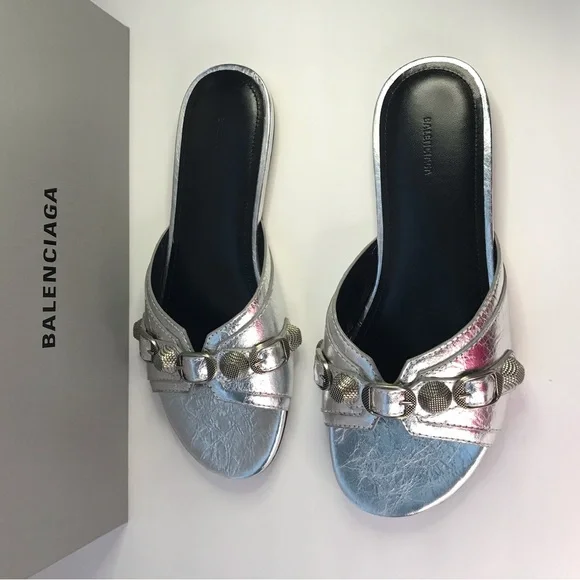 New Authentic BALENCIAGA
Cagole embellished metallic textured-leather sandals - Picture 4 of 15